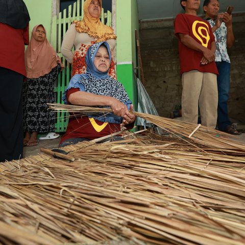 Pariwisata Menggeliat, Bawa Berkah bagi Usaha Anyaman Atap Ilalang di Desa Banyuwangi