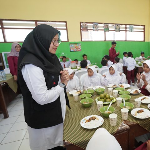 Ngantor di Desa, Bupati Ipuk Simulasi Program Makan Siang Bergizi