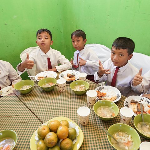 Ngantor di Desa, Bupati Ipuk Simulasi Program Makan Siang Bergizi