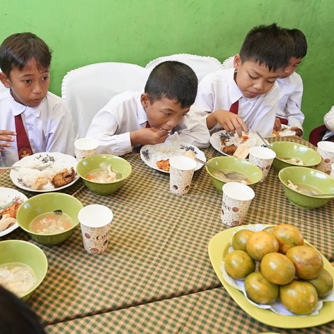 Ngantor di Desa, Bupati Ipuk Simulasi Program Makan Siang Bergizi