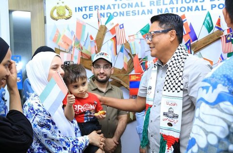 Potret Irjen Krishna Murti Bertemu Anak-Anak Palestina,