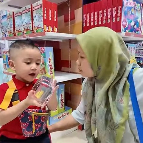 Kesibukan Rayyanza Beli Hadiah Untuk Baby Kamari di Mal, Sebut Bakal Kedatangan Tamu Bule ke Rumah