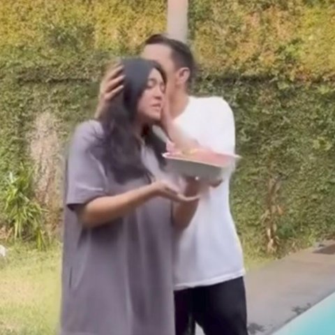 Potret Ariel Noah Basah Kuyup Dapat Kejutan Ultah dari Alleia Anata, Sweet Banget Kecup Kepala Sang Putri