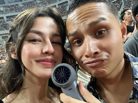 Foto-foto Susan Sameh dan Khalid Atamimi saat Nonton Konser Bruno Mars Berdua, Romantis Banget!