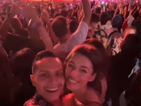 Foto-foto Susan Sameh dan Khalid Atamimi saat Nonton Konser Bruno Mars Berdua, Romantis Banget!