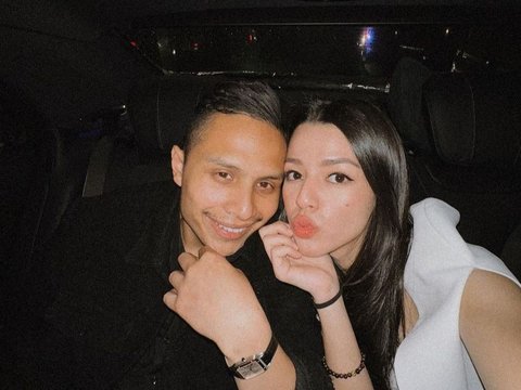 Foto-foto Susan Sameh dan Khalid Atamimi saat Nonton Konser Bruno Mars Berdua, Romantis Banget!