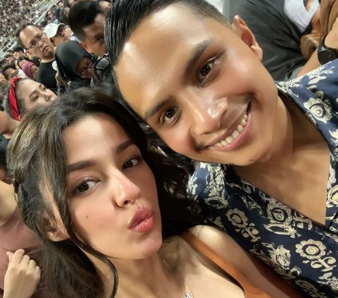 Foto-foto Susan Sameh dan Khalid Atamimi saat Nonton Konser Bruno Mars Berdua, Romantis Banget!