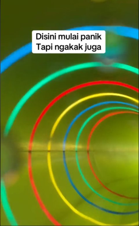 Malah Nyangkut, Momen Dua Pria Alami Kejadian Apes saat Naik Perosotan Ini Bikin Ngakak