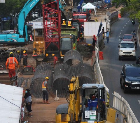 PT Waskita Karya (Persero) Tbk, yang ditunjuk PT Jakarta Propertindo (Perseroda) sebagai pelaksana proyek, mengungkapkan bahwa progres pengerjaan telah mencapai 23 persen hingga Rabu (18/9/2024). Foto: merdeka.com / Imam Buhori