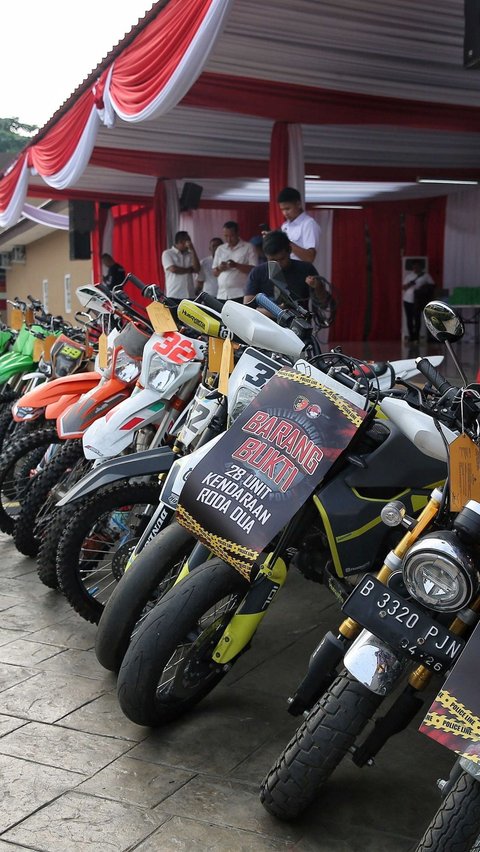 Penampakan puluhan motor trail dan ATV yang disita sebagai barang bukti tindak pidana pencucian uang (TPPU) dari kejahatan narkoba HS, di Lapangan Bhayangkara Mabes Polri, Jakarta, Rabu (18/9/2024). Foto:  Liputan6.com / Angga Yuniar