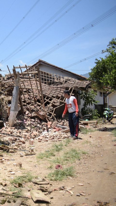 Tak hanya merusak rumah warga, gempa juga menghancurkan sejumlah fasilitas umum, termasuk tempat ibadah, sekolah, kantor pemerintahan, dan sarana kesehatan. Beberapa bangunan mengalami kerusakan berat, memaksa penghentian sementara pelayanan publik di beberapa titik. Foto: TIMUR MATAHARI / AFP