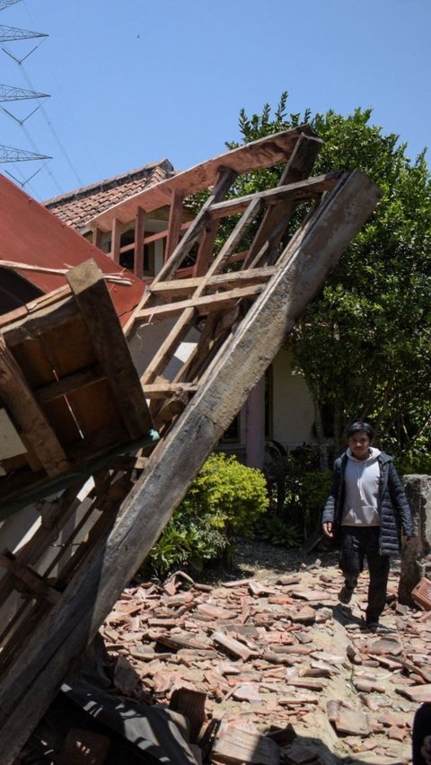 Dari 82 korban yang terluka, mayoritas mengalami luka ringan akibat tertimpa reruntuhan bangunan. “Sebanyak 59 orang menderita luka ringan dan 23 lainnya mengalami luka berat,” jelas Hadi. Foto: TIMUR MATAHARI / AFP