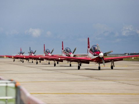 FOTO: Aksi Jupiter Aerobatic Team Bikin Mata Dunia Berdecak Kagum Saat Membuka Bali International Airshow 2024