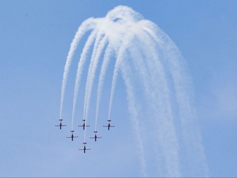 FOTO: Aksi Jupiter Aerobatic Team Bikin Mata Dunia Berdecak Kagum Saat Membuka Bali International Airshow 2024