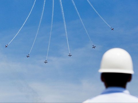 FOTO: Aksi Jupiter Aerobatic Team Bikin Mata Dunia Berdecak Kagum Saat Membuka Bali International Airshow 2024