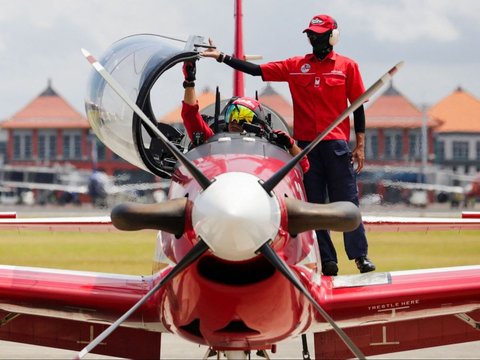 FOTO: Aksi Jupiter Aerobatic Team Bikin Mata Dunia Berdecak Kagum Saat Membuka Bali International Airshow 2024