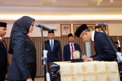 Bupati Ipuk Lantik Guntur Priambodo Menjadi Pj Sekda Banyuwangi