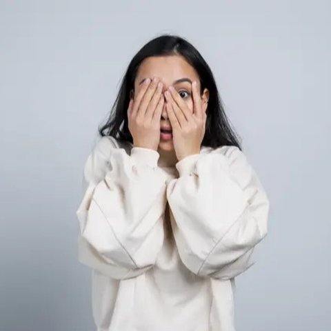 Ilustrasi nonton film horor. (Photo by cottonbro: https://www.pexels.com/photo/photo-of-a