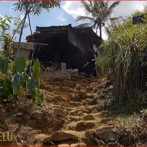 Pasangan lansia ini nekat buka warung di atas pegunungan