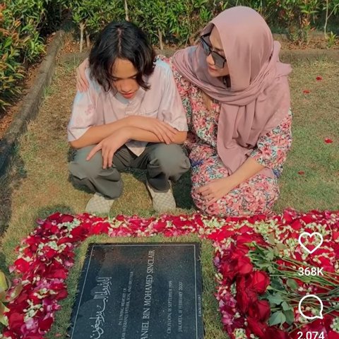 Momen BCL dan Keluarga Ziarah ke Makam Ashraf Sinclair, Tiko Wardhana Bawakan Bunga