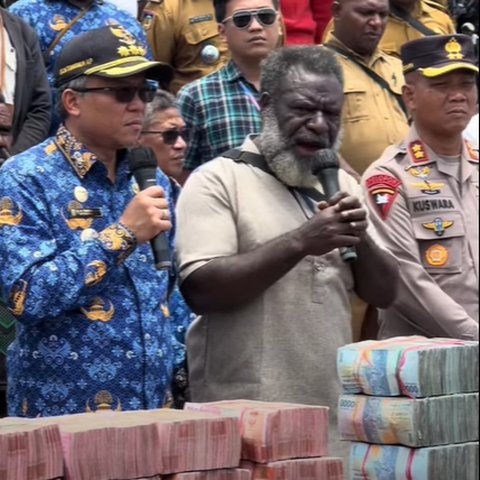 Polri dan TNI Bersenjata Lengkap Proses Pengamanan Bayar Denda Adat Kasus Penembakan Kepada Masyarakat Sipil Rp7,5 Miliar