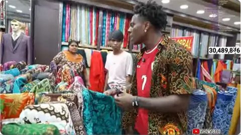 Streamer YouTube IShowSpeed kunjungi Indonesia. (sumber: YouTube/IShowSpeed)