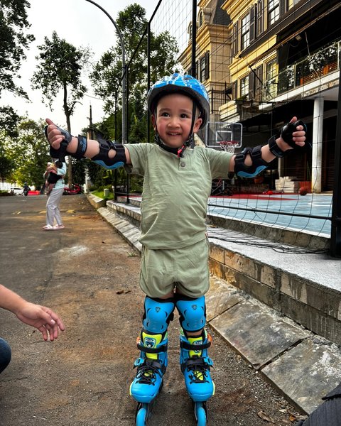 Potret Rayyanza Main Sepatu Roda