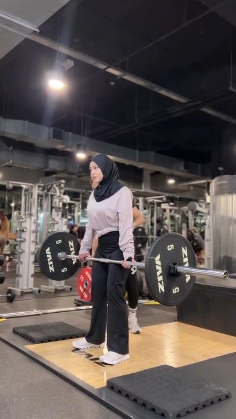 Jadi Ibu 2 Anak, ini Potret Aurel Hermansyah saat Latihan Angkat Beban di Gym Hingga Bikin Salfok Netizen 'Kuat Banget'