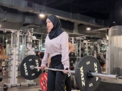 Jadi Ibu Dua Anak, ini Potret Aurel Hermansyah saat Latihan Angkat Beban di Gym Hingga Bikin Salfok Netizen 'Kuat Banget'