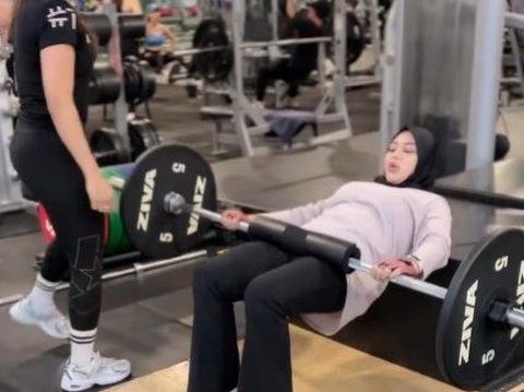 Jadi Ibu Dua Anak, ini Potret Aurel Hermansyah saat Latihan Angkat Beban di Gym Hingga Bikin Salfok Netizen 'Kuat Banget'