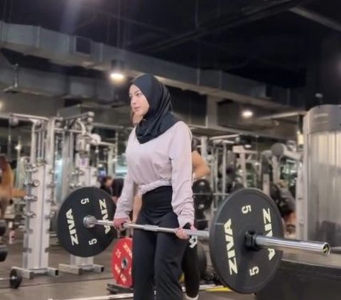 Jadi Ibu Dua Anak, ini Potret Aurel Hermansyah saat Latihan Angkat Beban di Gym Hingga Bikin Salfok Netizen 'Kuat Banget'