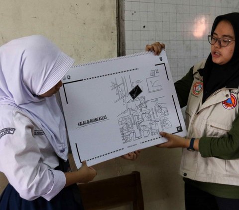 Dalam praktiknya, para murid SMPN 50 Jakarta terlebih dahulu diberikan pengarahan oleh tim ahli di bidangnya sebelum terlibat dalam simulasi penanganan korban luka akibat gempa bumi pada Kamis (19/9/2024). Foto: Liputan6.com / Herman Zakharia