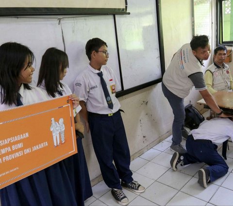 FOTO: Antusiasme Pelajar SMP di Jakarta Mengikuti Simulasi Kesiapsiagaan Menghadapi Gempa Bumi