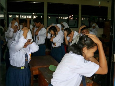 FOTO: Antusiasme Pelajar SMP di Jakarta Mengikuti Simulasi Kesiapsiagaan Menghadapi Gempa Bumi