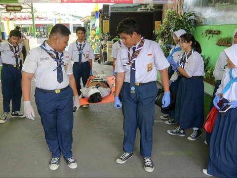 FOTO: Antusiasme Pelajar SMP di Jakarta Mengikuti Simulasi Kesiapsiagaan Menghadapi Gempa Bumi