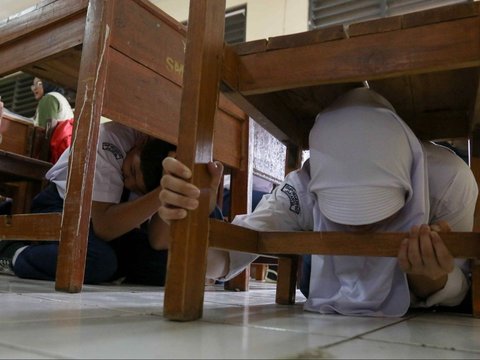 FOTO: Antusiasme Pelajar SMP di Jakarta Mengikuti Simulasi Kesiapsiagaan Menghadapi Gempa Bumi