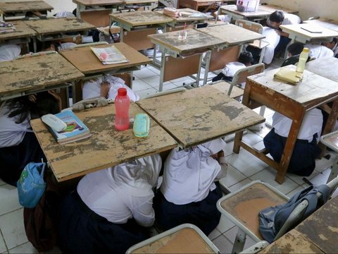 FOTO: Antusiasme Pelajar SMP di Jakarta Mengikuti Simulasi Kesiapsiagaan Menghadapi Gempa Bumi