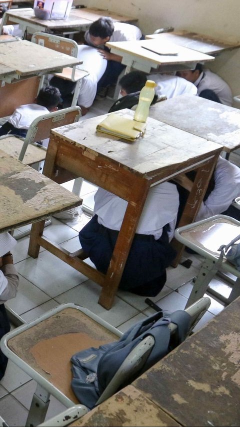 FOTO: Antusiasme Pelajar SMP di Jakarta Mengikuti Simulasi Kesiapsiagaan Menghadapi Gempa Bumi