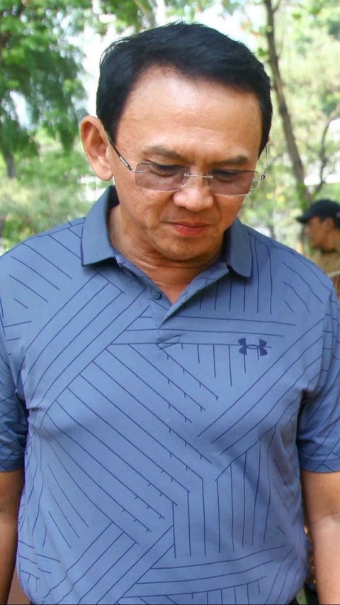 Bakal calon Gubernur DKI Jakarta Pramono Anung (kiri) bersama bakal calon Wakil Gubernur DKI Jakarta Rano Karno (kanan) berbincang dengan mantan Gubernur DKI Jakarta Basuki Tjahaja Purnama alias Ahok (tengah) di Taman Semanggi, Jakarta Pusat, Kamis (19/9/2024). Pada pertemuan tersebut Pramono-Rano membahas tentang dinamika Jakarta bersama Ahok sebagai bekal maju pada Pemilihan Gubernur.