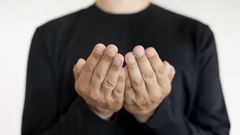 Ilustrasi memanjatkan doa. (Photo Copyright by Freepik)