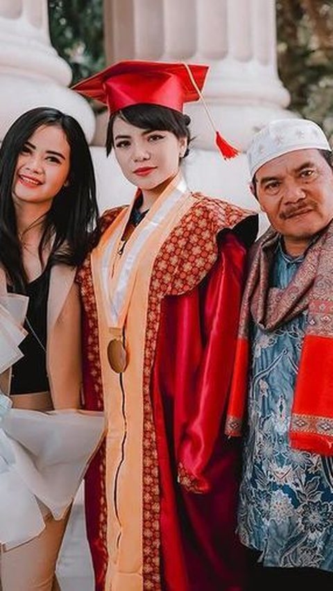 Di hari spesial wisuda Dinar, sang ayah tampak mendampinginya dengan penuh kebanggaan. Kebahagiaan mereka jelas terlihat di setiap foto.