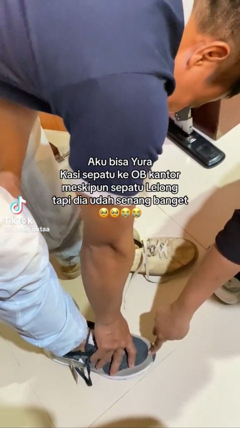 Momen Wanita Belikan Sepatu untuk OB Kantor yang Sepatunya Hampir Jebol Ini Viral, Aksinya Tuai Pujian