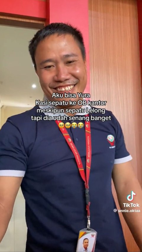 Momen Wanita Belikan Sepatu untuk OB Kantor yang Sepatunya Hampir Jebol Ini Viral, Aksinya Tuai Pujian