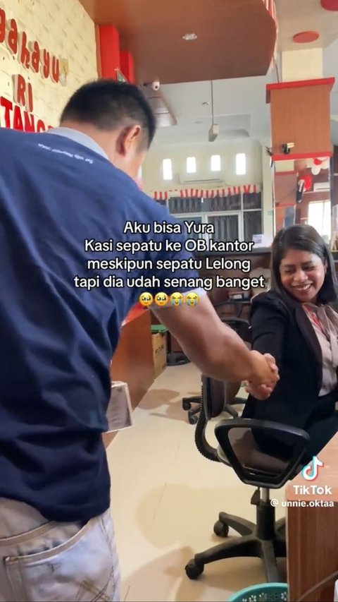 Momen Wanita Belikan Sepatu untuk OB Kantor yang Sepatunya Hampir Jebol Ini Viral, Aksinya Tuai Pujian