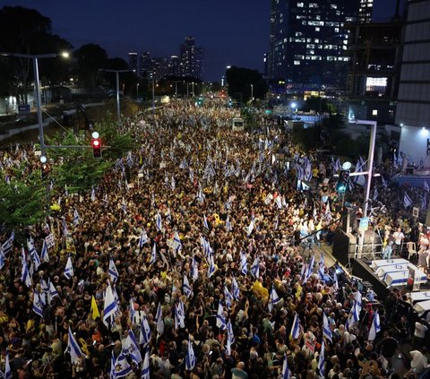 Menurut laporan dari Forum Keluarga Sandera dan Warga Hilang Israel yang dikutip oleh CNN, demonstrasi antipemerintah ini dihadiri oleh sekitar 500 ribu di Tel Aviv. Foto: JACK GUEZ / AFP