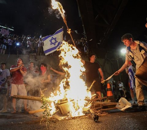 FOTO: Demo Anti Pemerintah Netanyahu, Massa Pengunjuk Rasa Israel Bentrok dengan Polisi Usai 6 Sandera Tewas di Gaza