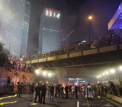 FOTO: Demo Anti Pemerintah Netanyahu, Massa Pengunjuk Rasa Israel Bentrok dengan Polisi Usai 6 Sandera Tewas di Gaza