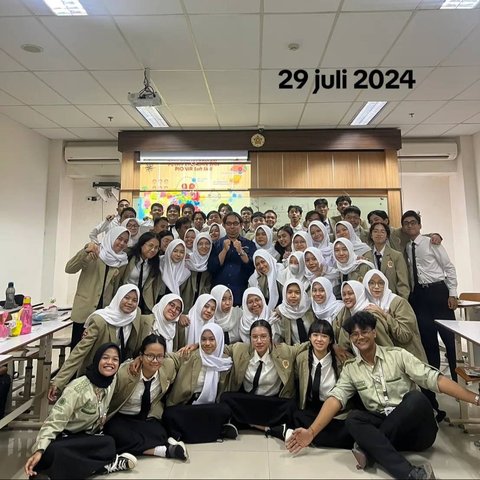 Kisah Wanita yang Berhasil Diterima di Kampus Ternama Setelah Hampir 2 Tahun Bekerja Jadi Karyawan, Banjir Pujian Warganet