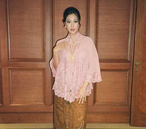 Dikenal Tomboy, Intip Potret Cantik & Anggun Sherina Dalam Balutan Kebaya Berbagai Warna