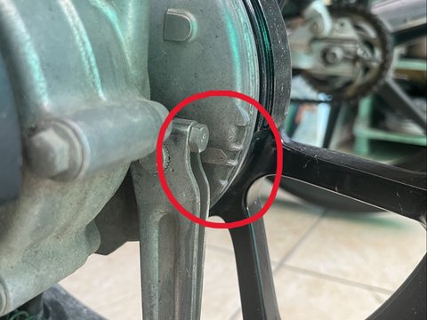 Tanda untuk rem tromol belakang pada Yamaha Aerox 155 VVA.